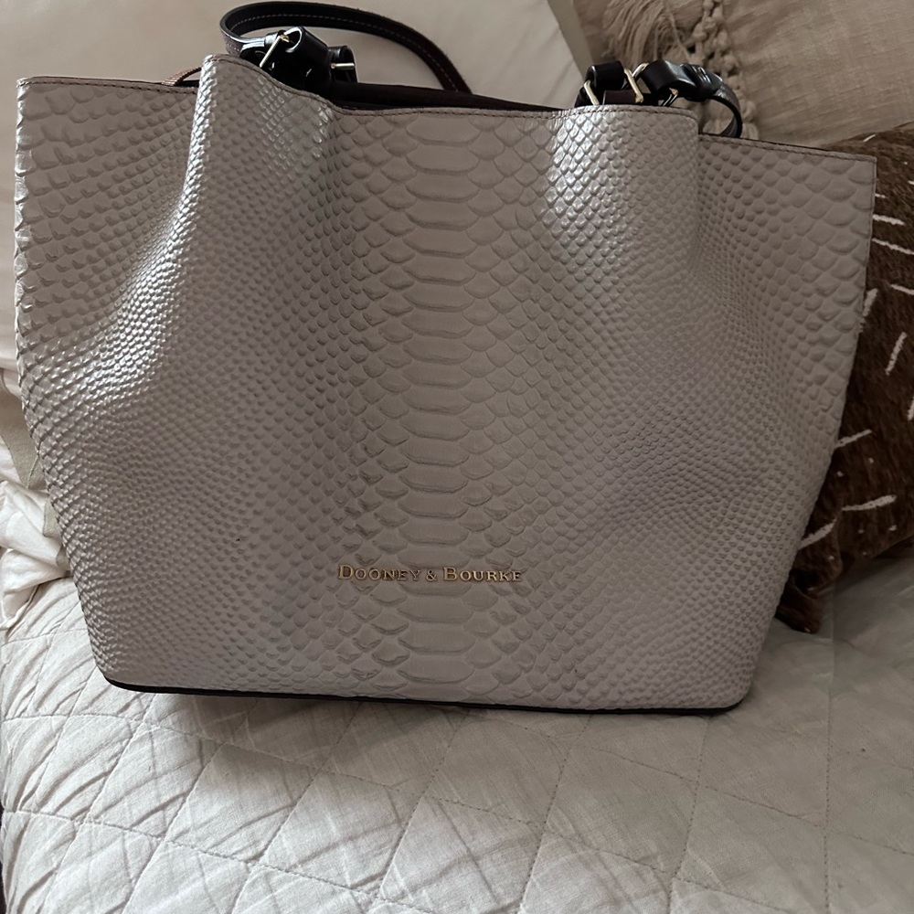 Alligator texture, great condition